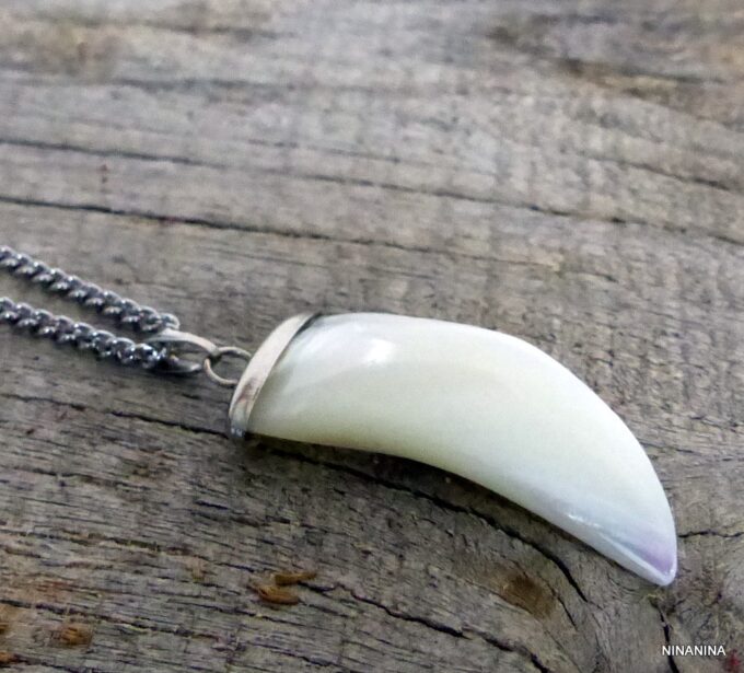 N2486terg_Collier_long_-_sautoir_dent_de_requin_nacre_acier_inoxydable-1