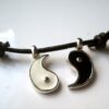 N2532b_collier_cuir_ying_yang_argent