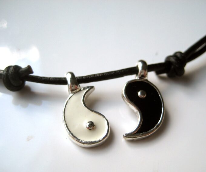N2532b_collier_cuir_ying_yang_argent