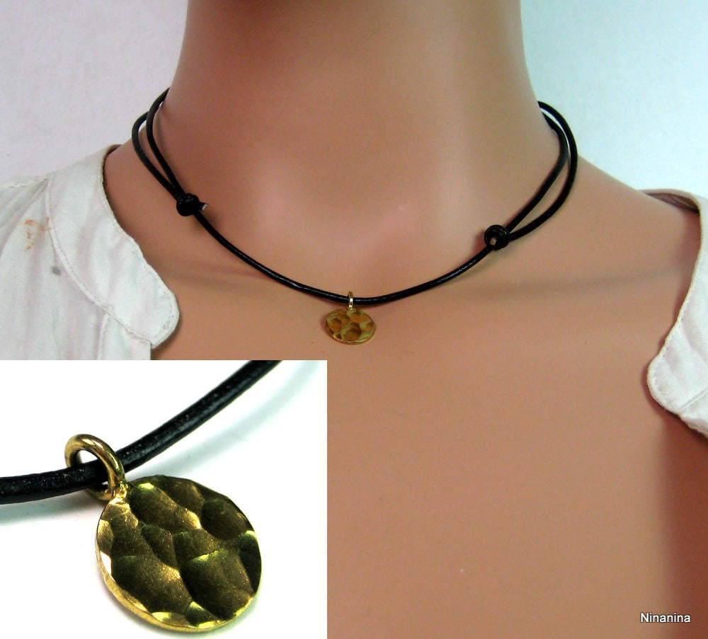 Collier médaille plaqué or martelé cordon cuir sur Argent 925