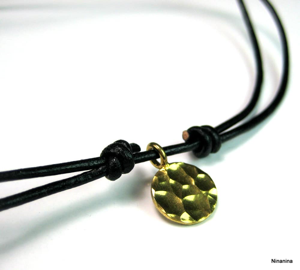 Collier médaille plaqué or martelé cordon cuir sur Argent 925 – Image 2