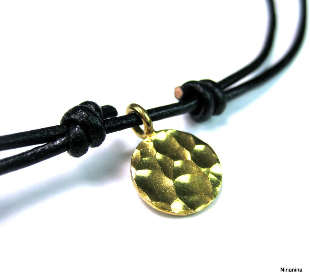 Collier médaille plaqué or martelé cordon cuir sur Argent 925 – Image 4