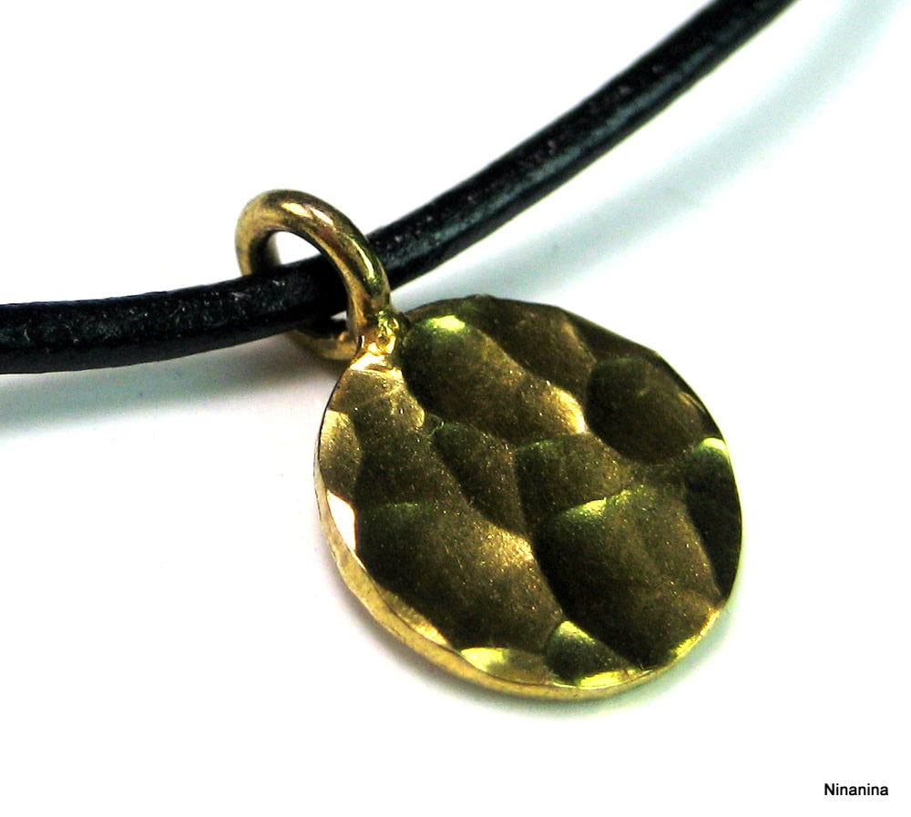 Collier médaille plaqué or martelé cordon cuir sur Argent 925 – Image 5