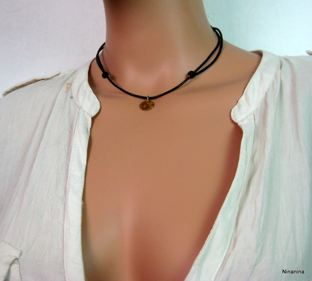 Collier médaille plaqué or martelé cordon cuir sur Argent 925 – Image 7