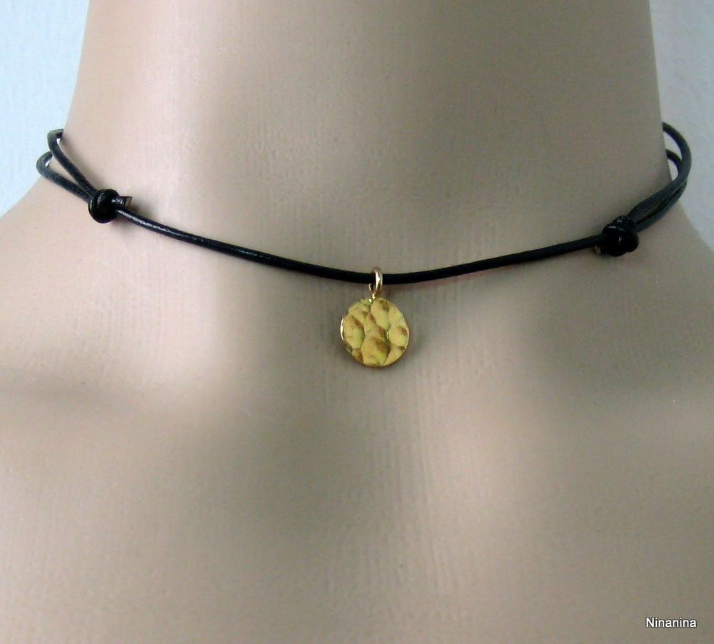 Collier médaille plaqué or martelé cordon cuir sur Argent 925 – Image 10
