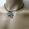 N2626tere_Collier_cordon_cuir_et_AFRIQUE_acier_inoxydable