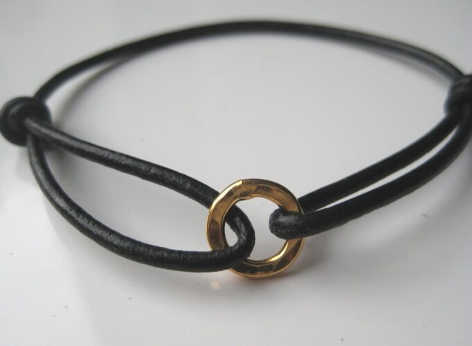 N2654b_bracelet_cuir_et_anneau_plaque_or