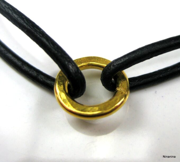 N2654tera_bracelet_cordon_cuir_et_anneau_plaque_or