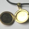 N2672c_collier_cuir_et_pendentif_porte-photo_dore