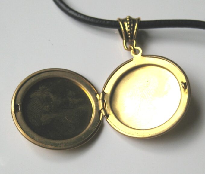 N2672c_collier_cuir_et_pendentif_porte-photo_dore