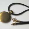 N2672f_collier_cuir_et_pendentif_porte-photo_dore