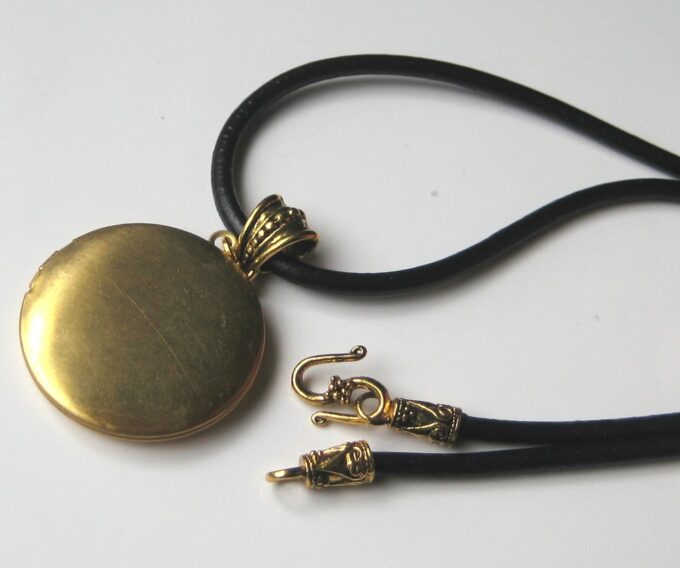 N2672f_collier_cuir_et_pendentif_porte-photo_dore
