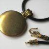 N2672g_collier_cuir_et_pendentif_porte-photo_dore
