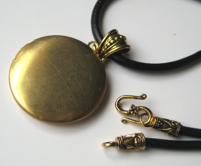 N2672g_collier_cuir_et_pendentif_porte-photo_dore