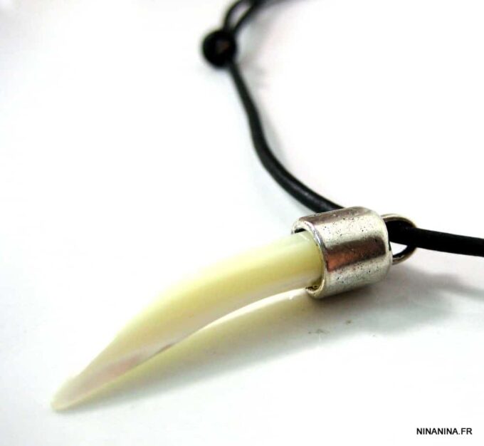 N2700tera_collier_cordon_cuir_et_dent_de_tigre_nacre