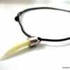 N2700terc_collier_cordon_cuir_et_dent_de_tigre_nacre