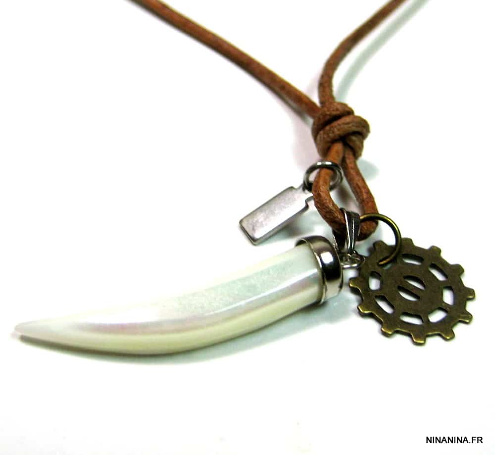 Collier cordon cuir dent de tigre nacre roue dentelée