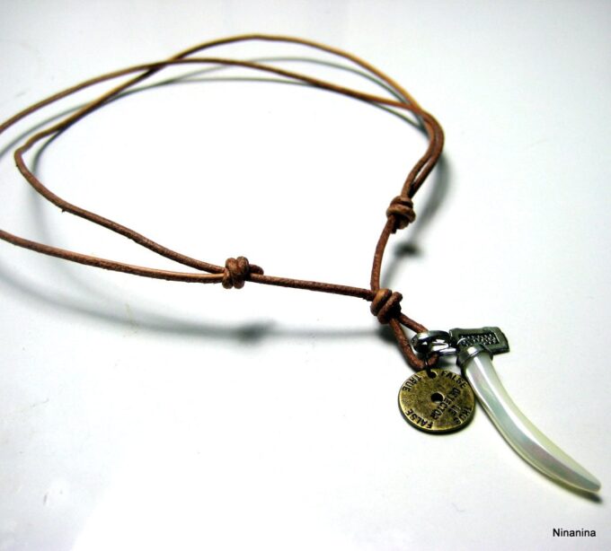 N2703terc_collier_cordon_cuir_et_dent_tigre_nacre