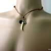 N2703terd_collier_cordon_cuir_et_dent_tigre_nacre