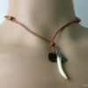 N2703tere_collier_cordon_cuir_et_dent_tigre_nacre