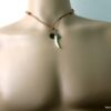 N2703terf_collier_cordon_cuir_et_dent_tigre_nacre