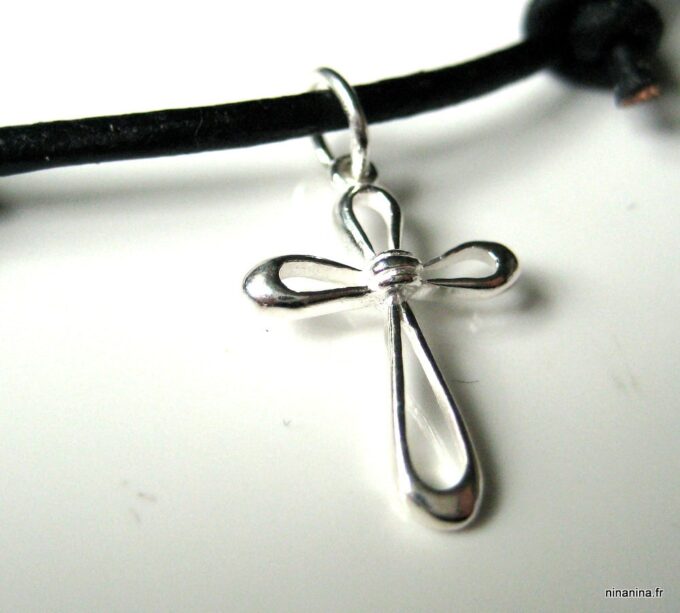 N2764_collier_cuir_et_croix_argent_massif