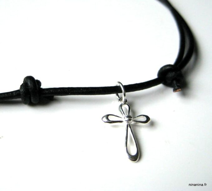N2764a_collier_cuir_et_croix_argent_massif