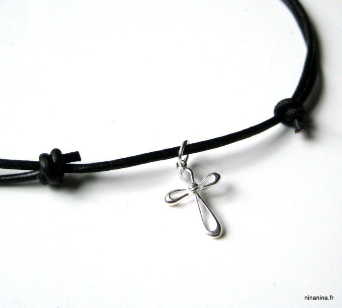 N2764d_collier_cuir_et_croix_argent_massif