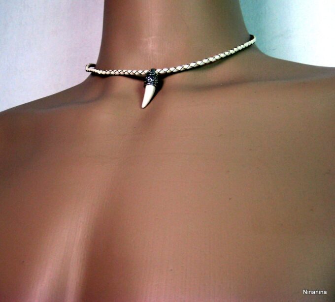 N2765tere_collier_corne_cuir_tresse-1