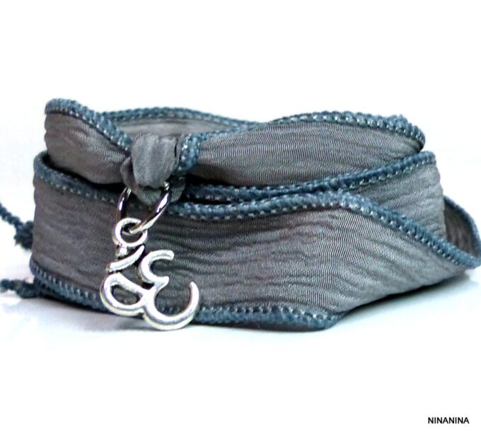 N2838a_Bracelet_femme_wrap_lien_soie_gris_chakra_ohm_metal_argent