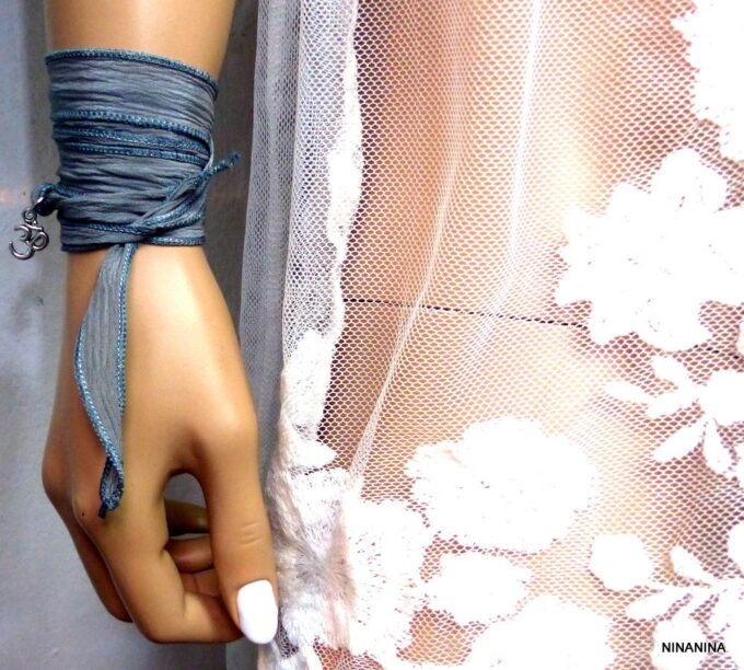 N2838b_Bracelet_femme_wrap_lien_soie_gris_chakra_ohm_metal_argent