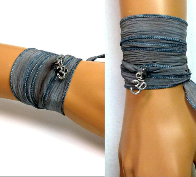 N2838c_Bracelet_femme_wrap_lien_soie_gris_chakra_ohm_metal_argent