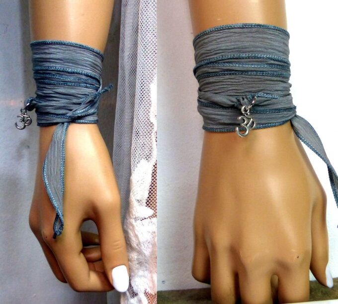 N2838e_Bracelet_femme_wrap_lien_soie_gris_chakra_ohm_metal_argent
