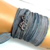 N2838f_Bracelet_femme_wrap_lien_soie_gris_chakra_ohm_metal_argent