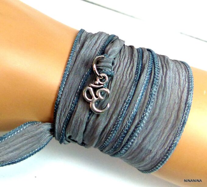N2838f_Bracelet_femme_wrap_lien_soie_gris_chakra_ohm_metal_argent