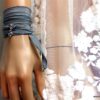 N2838g_Bracelet_femme_wrap_lien_soie_gris_chakra_ohm_metal_argent