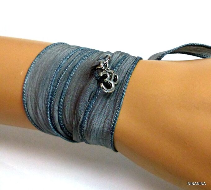 N2838i_Bracelet_femme_wrap_lien_soie_gris_chakra_ohm_metal_argent