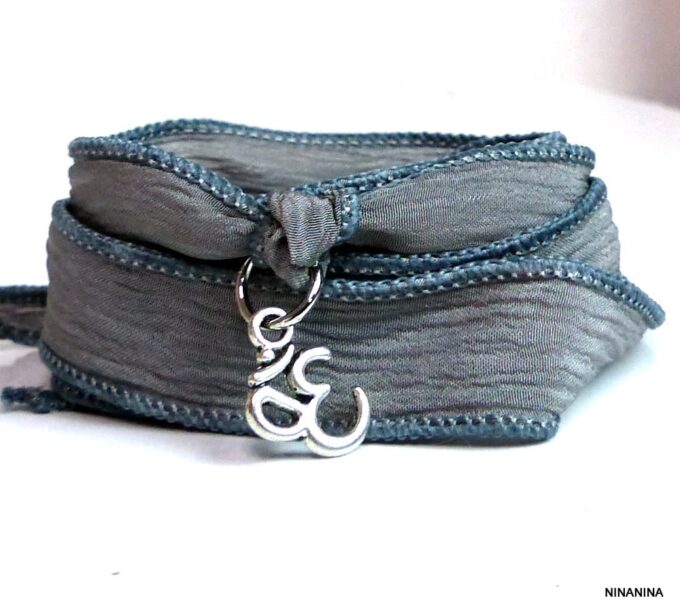 N2838j_Bracelet_femme_wrap_lien_soie_gris_chakra_ohm_metal_argent