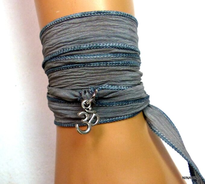 N2838k_Bracelet_femme_wrap_lien_soie_gris_chakra_ohm_metal_argent