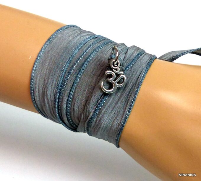 N2838l_Bracelet_femme_wrap_lien_soie_gris_chakra_ohm_metal_argent