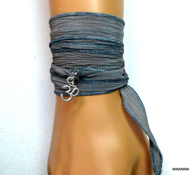 N2838m_Bracelet_femme_wrap_lien_soie_gris_chakra_ohm_metal_argent