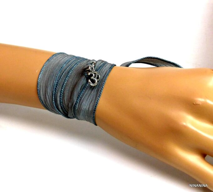 N2838n_Bracelet_femme_wrap_lien_soie_gris_chakra_ohm_metal_argent