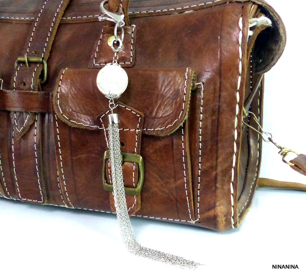 Bijou de sac pompon métal argent Et boule blanche – Image 3