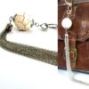 N3032C_Porte-cles_bijou_de_sac_boule_blanche_pompon_argent_NINANINA