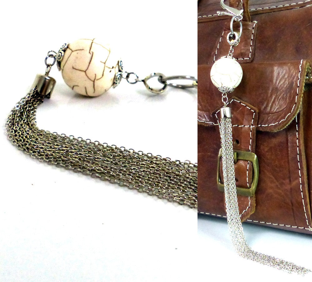 Bijou de sac pompon métal argent Et boule blanche – Image 4