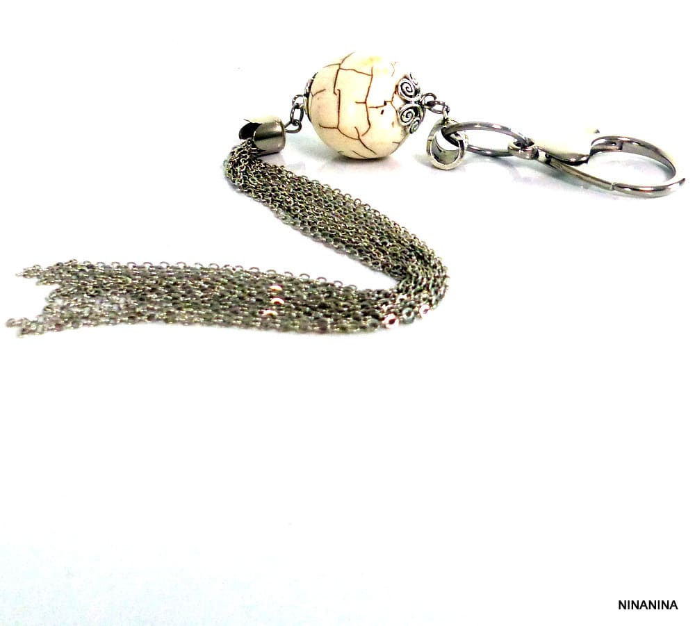 Bijou de sac pompon métal argent Et boule blanche – Image 5