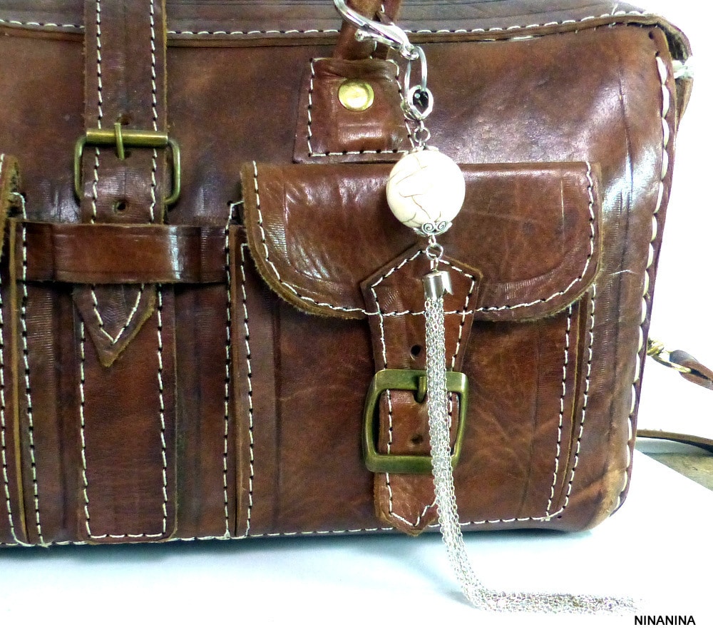 Bijou de sac pompon métal argent Et boule blanche – Image 6