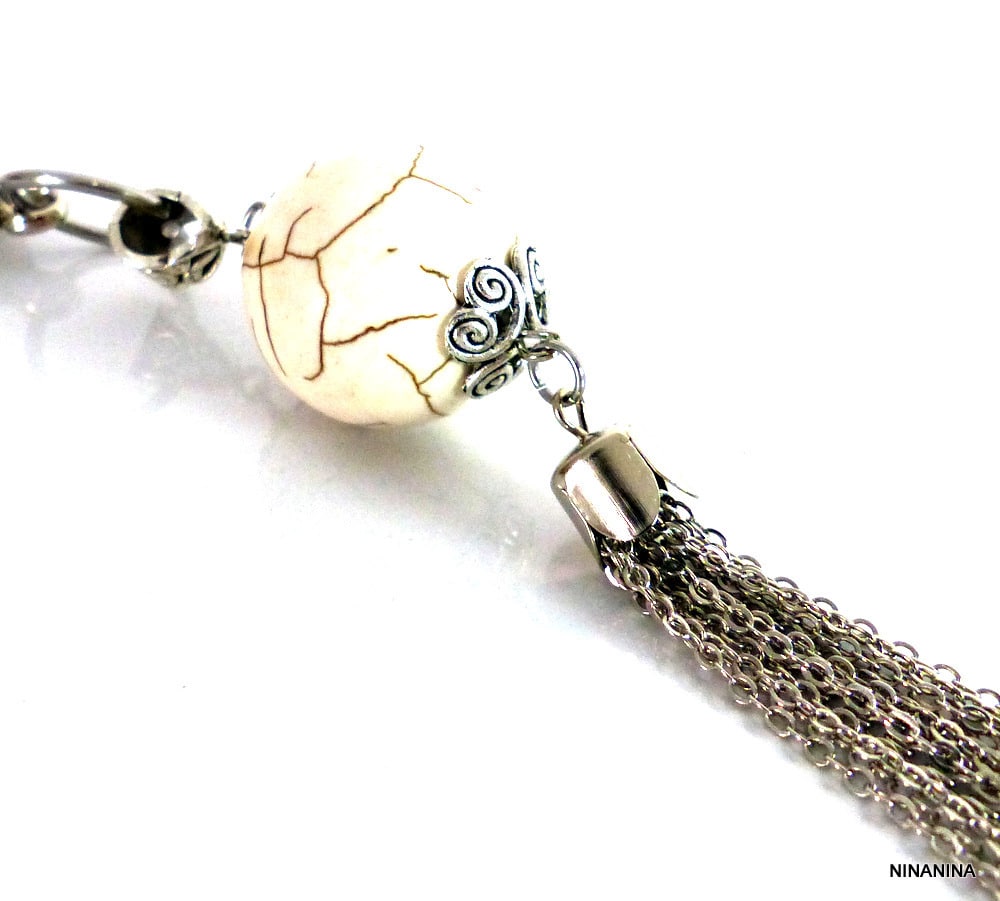 Bijou de sac pompon métal argent Et boule blanche – Image 7