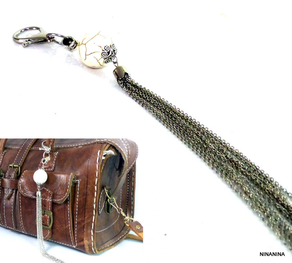 Bijou de sac pompon métal argent Et boule blanche – Image 9