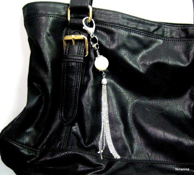 N3032e_Bijou_de_sac_pompon_argent_et_perle_blanche